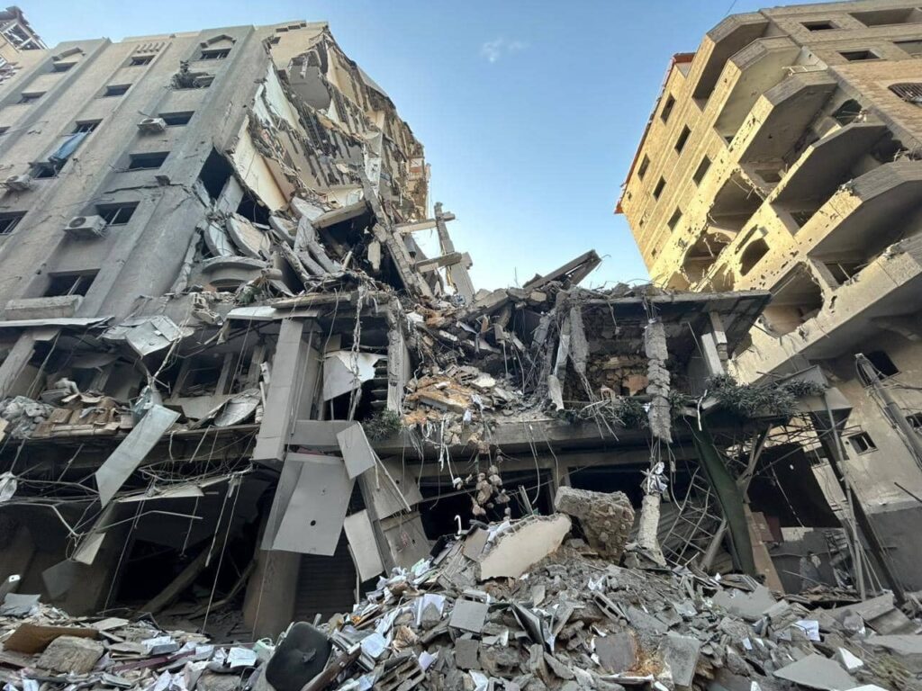 صورة حول : متحدث "الأونروا" يحذر من تداعيات الدمار في غزة متحدث "الأونروا" يحذر من تداعيات الدمار في غزة