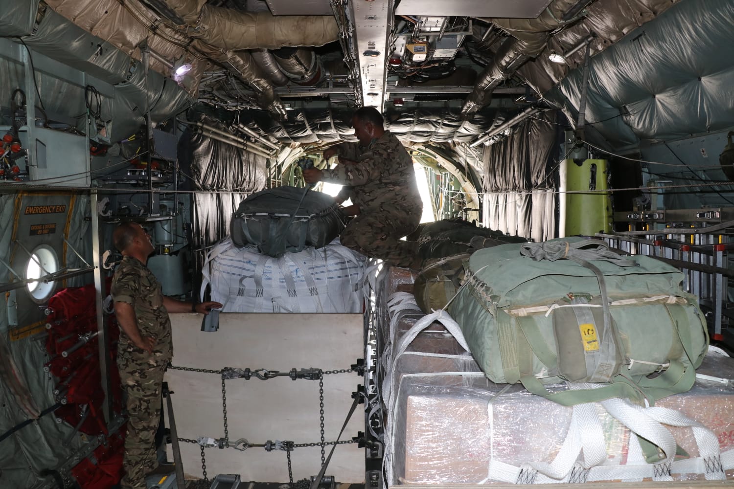 القوات المسلحة الأردنية تنفذ 3 إنزالات جوية لمساعدات على جنوب غزة بمشاركة دولية