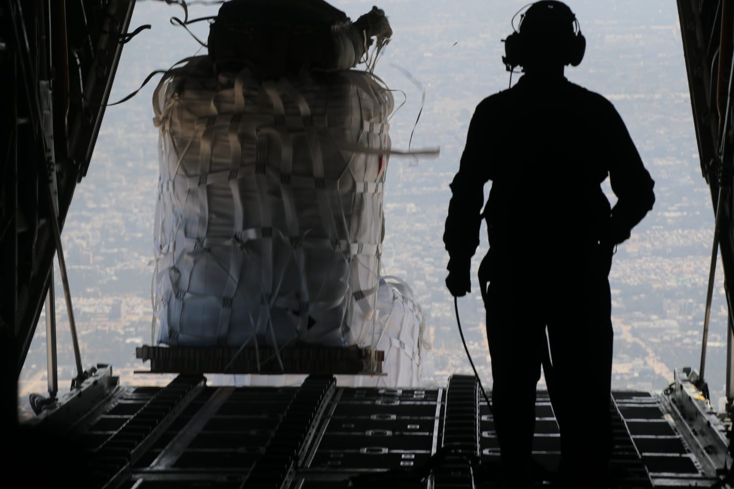 القوات المسلحة الأردنية تنفذ 3 إنزالات جوية لمساعدات على جنوب غزة بمشاركة دولية