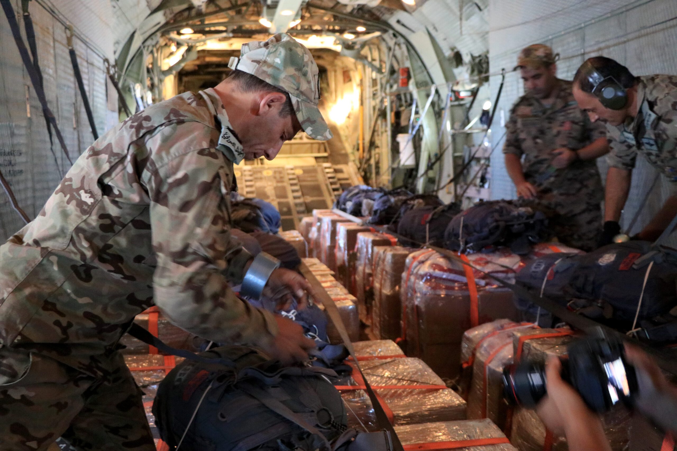 القوات المسلحة الأردنية تنفذ إنزالين جويين لمساعدات على جنوب غزة بمشاركة دولية