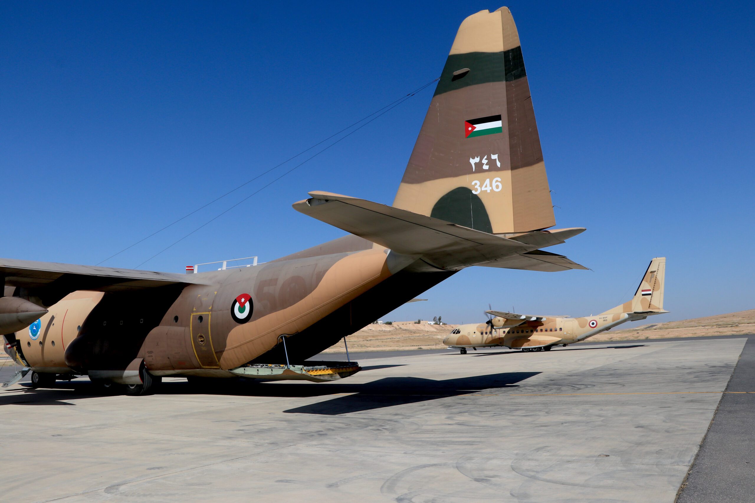 القوات المسلحة الأردنية تنفذ إنزالين جويين لمساعدات على جنوب غزة بمشاركة دولية