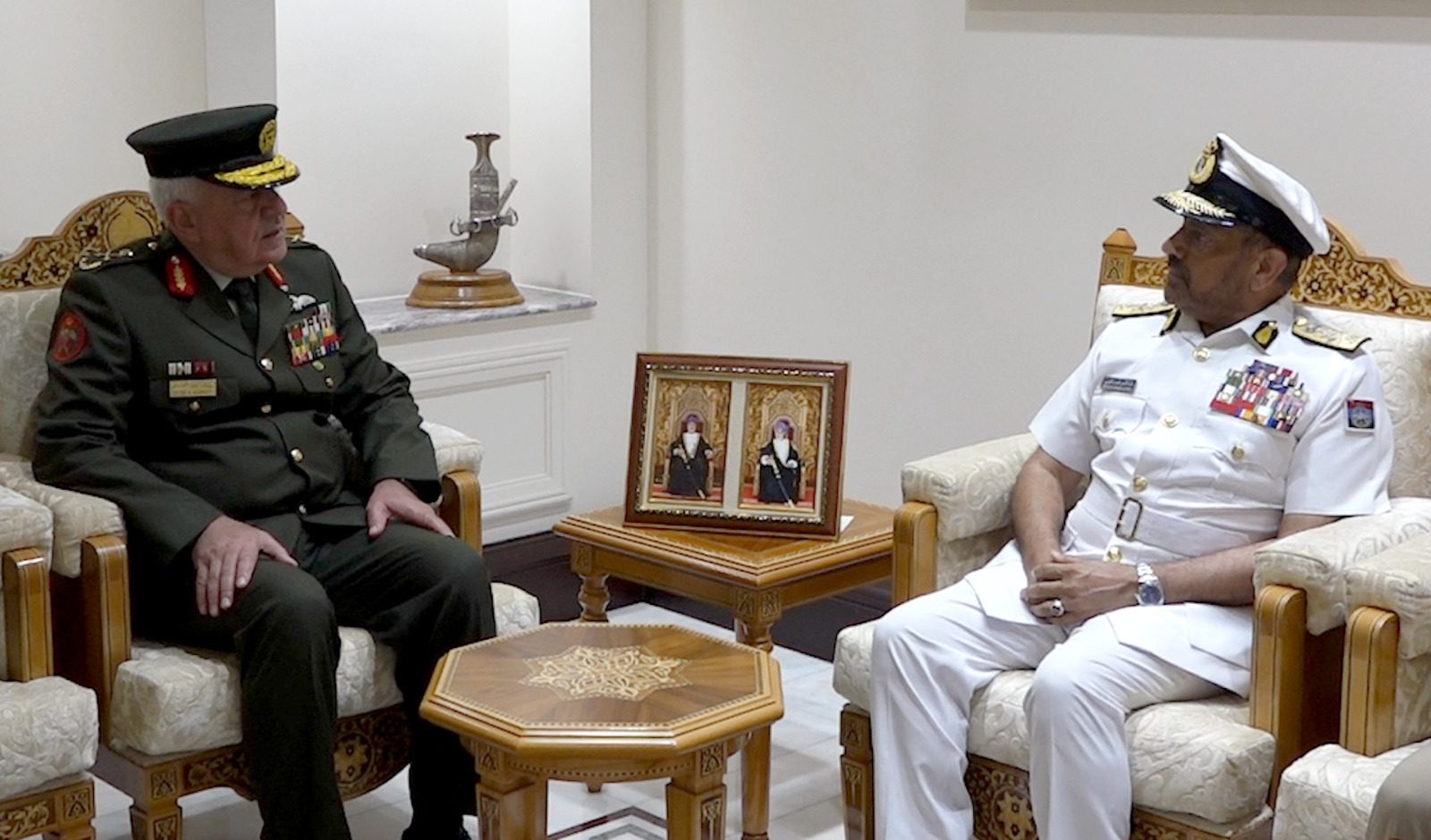 صورة حول : رئيس هيئة الأركان المشتركة يزور رئاسة أركان قوات السُّلطان المسلحة في سلطنة عُمان رئيس هيئة الأركان المشتركة يزور رئاسة أركان قوات السُّلطان المسلحة في سلطنة عُمان