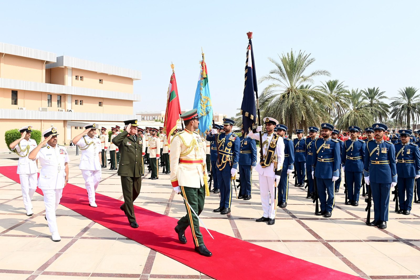 رئيس هيئة الأركان المشتركة يزور رئاسة أركان قوات السُّلطان المسلحة في سلطنة عُمان