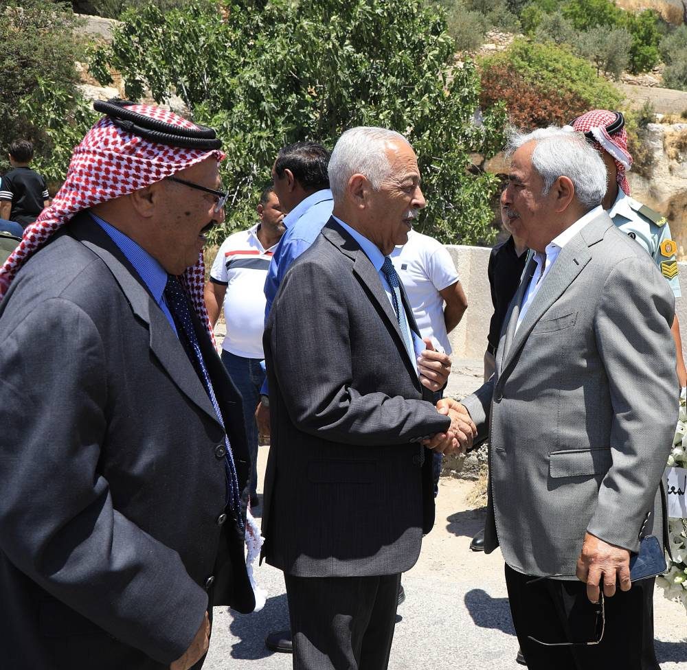 صورة حول : العيسوي يشارك بتشييع جثمان الفريق الركن الطيار المتقاعد إحسان شردم العيسوي يشارك بتشييع جثمان الفريق الركن الطيار المتقاعد إحسان شردم