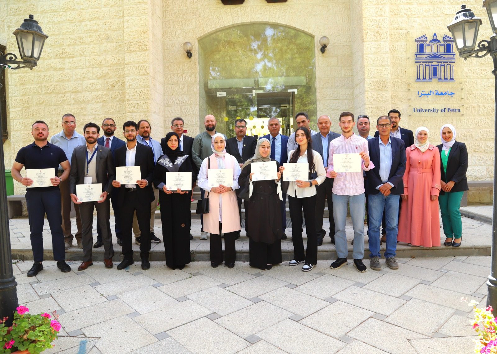 صورة حول : جامعة البترا تخرج طلبة الدبلوم المهني في "قانون الأمن السيبراني في البيئة الرقمية" جامعة البترا تخرج طلبة الدبلوم المهني في "قانون الأمن السيبراني في البيئة الرقمية"