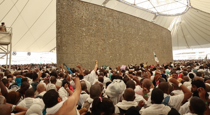 صورة حول : الحجاج يواصلون رمي الجمرات في أيام التشريق الحجاج يواصلون رمي الجمرات في أيام التشريق