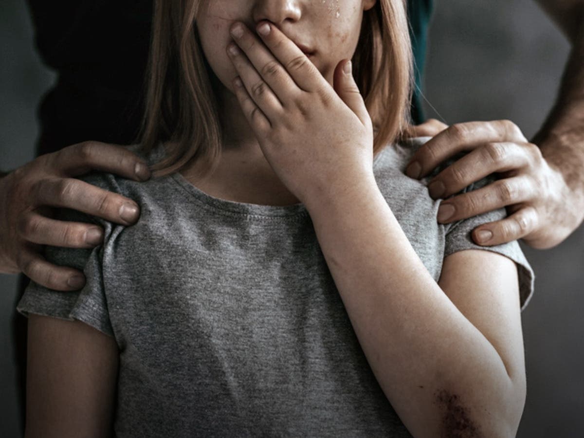 أب يعتدي جنسيًا 120 مرة عَلى ابنته البالغة من العمر 18 عامًا