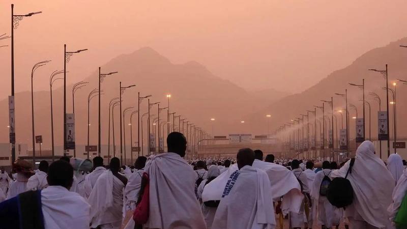 حجاج بيت الله الحرام من صعيد عرفات إلى مزدلفة