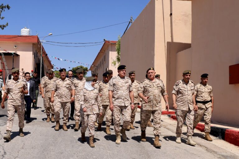 صورة حول : اللواء الركن الحنيطي يزور قيادة المستودعات الطبية الرئيسية اللواء الركن الحنيطي يزور قيادة المستودعات الطبية الرئيسية