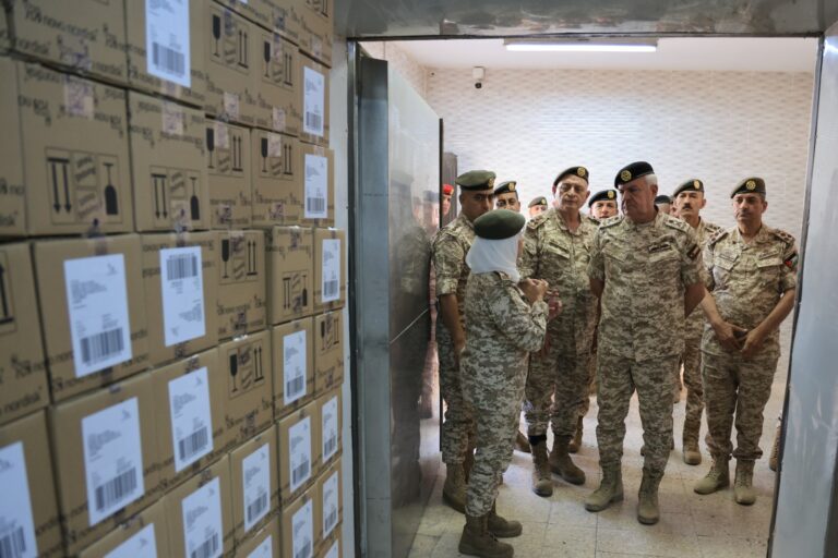 صورة حول : اللواء الركن الحنيطي يزور قيادة المستودعات الطبية الرئيسية اللواء الركن الحنيطي يزور قيادة المستودعات الطبية الرئيسية