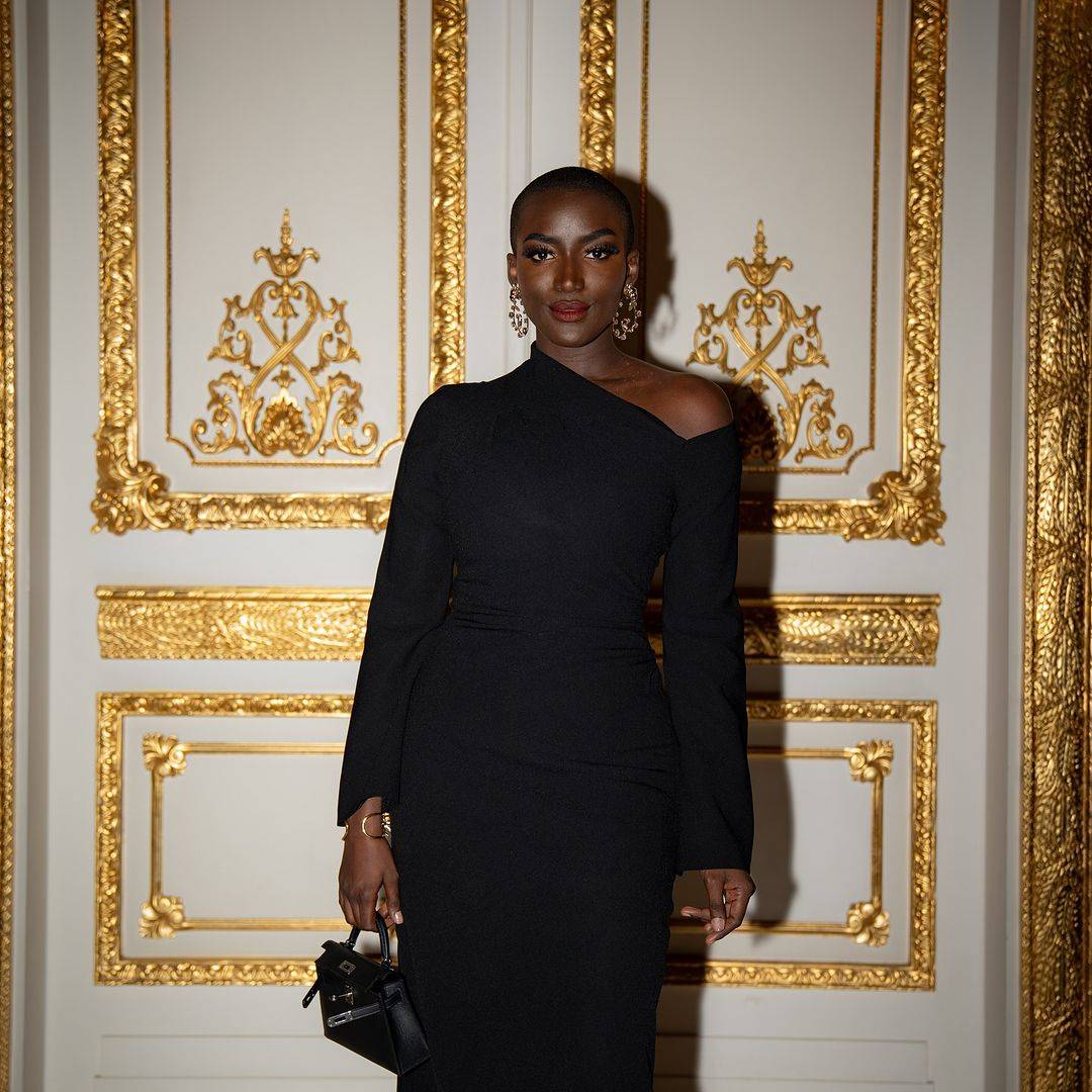 عارضة الأزياء السعودية عبير سندر تبث مقطع فيديو لحظة قصّ زوجها لشعرها(فيديو)