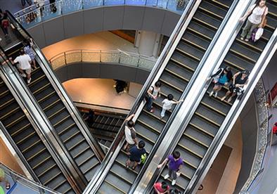 سلم كهربائي يتحرك بالاتجاه المعاكس ويصيب 11 شخص في تركيا (فيديو)