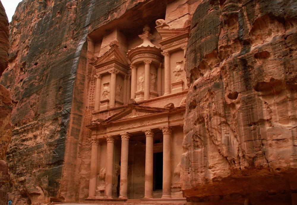 عاجل.. إغلاق عدة فنادق كبيرة في البترا