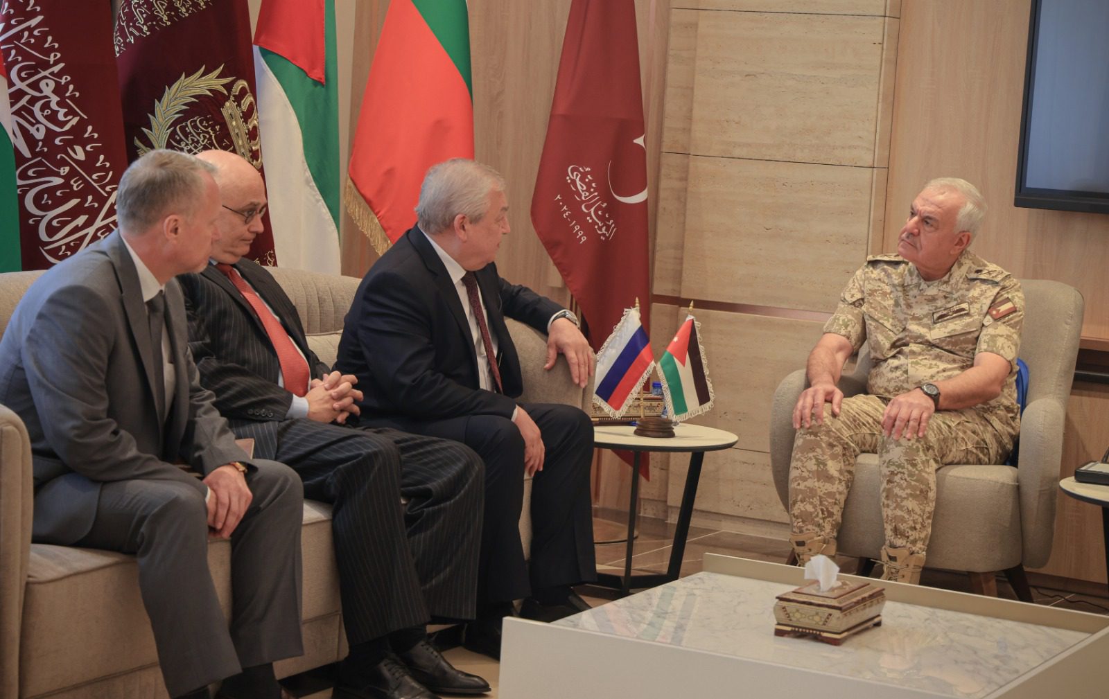 اللواء الركن الحنيطي يستقبل المبعوث الخاص لرئيس روسيا الاتحادية للتسوية السورية