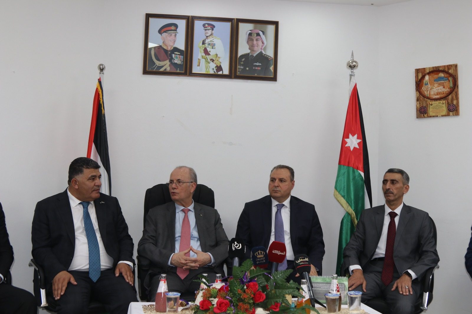 صورة حول : رئيس الوزراء الفلسطيني يزور المستشفى الميداني الأردني في نابلس ويثني على الجهود الإنسانية رئيس الوزراء الفلسطيني يزور المستشفى الميداني الأردني في نابلس ويثني على الجهود الإنسانية