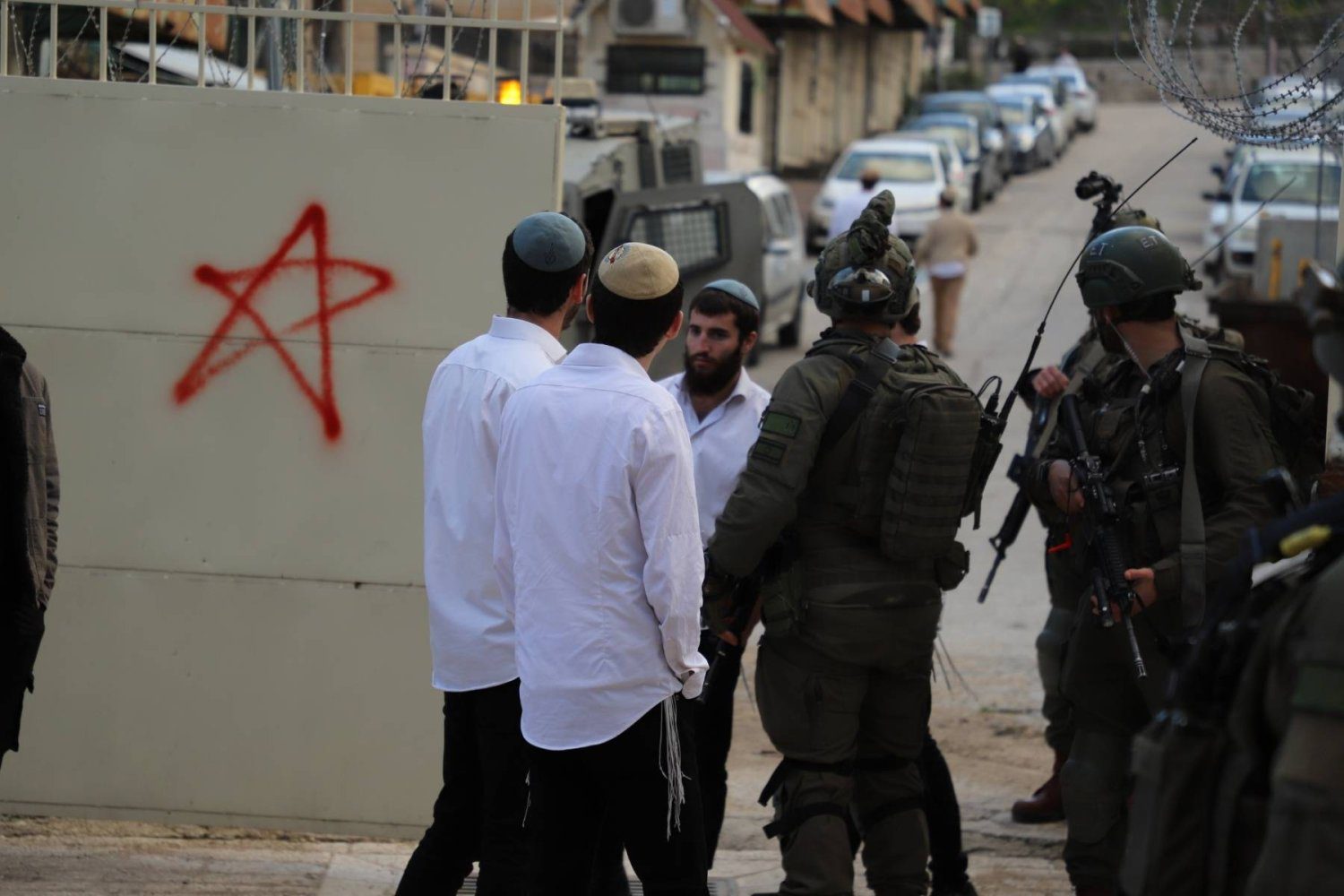 استهداف سيارة إسرائيلية وإصابة 3 مستوطنين