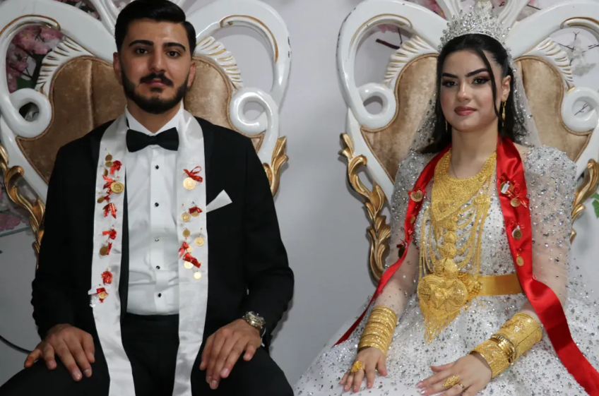 صورة حول : تركيا : 3 كيلو جرامات من الذهب و4 ملايين ليرة تركية كهدية للعروس ليلة الزفاف تركيا : 3 كيلو جرامات من الذهب و4 ملايين ليرة تركية كهدية للعروس ليلة الزفاف