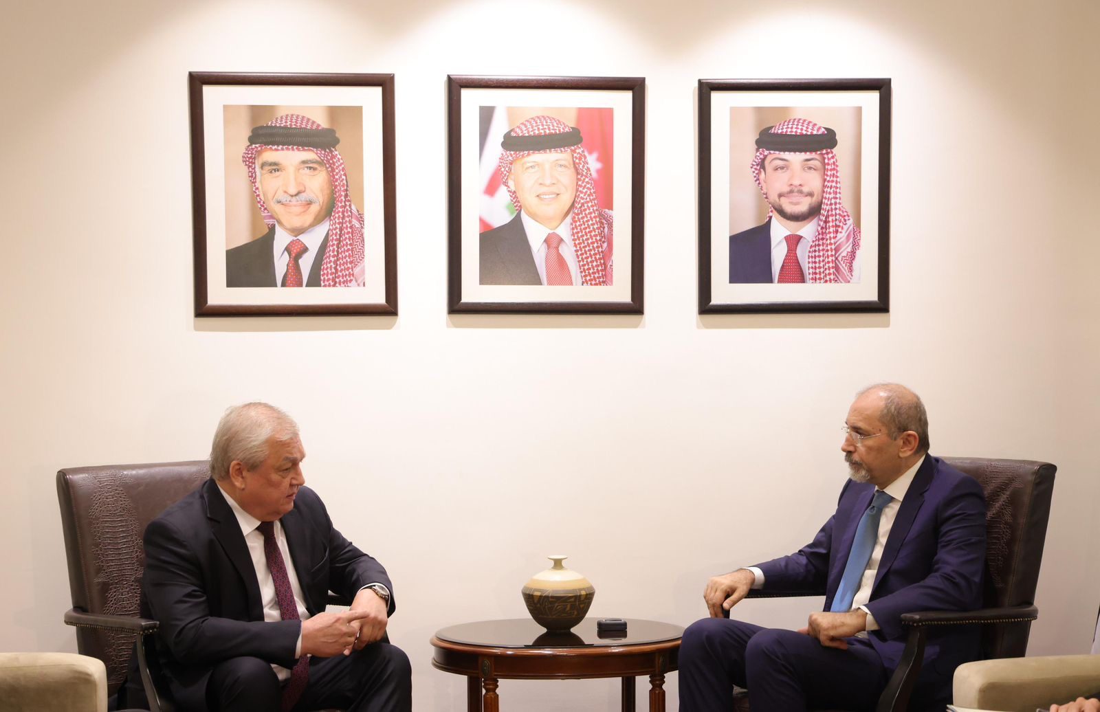 صورة حول : الصفدي ولافرينتيف يناقشان الوضع الإنساني في غزة والتسوية السورية خلال لقاءهما في عمّان الصفدي ولافرينتيف يناقشان الوضع الإنساني في غزة والتسوية السورية خلال لقاءهما في عمّان