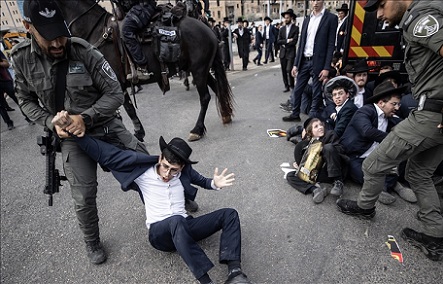 عاجل .. اشتباكات في تل أبيب بين الشرطة وحريديم ضد التجنيد