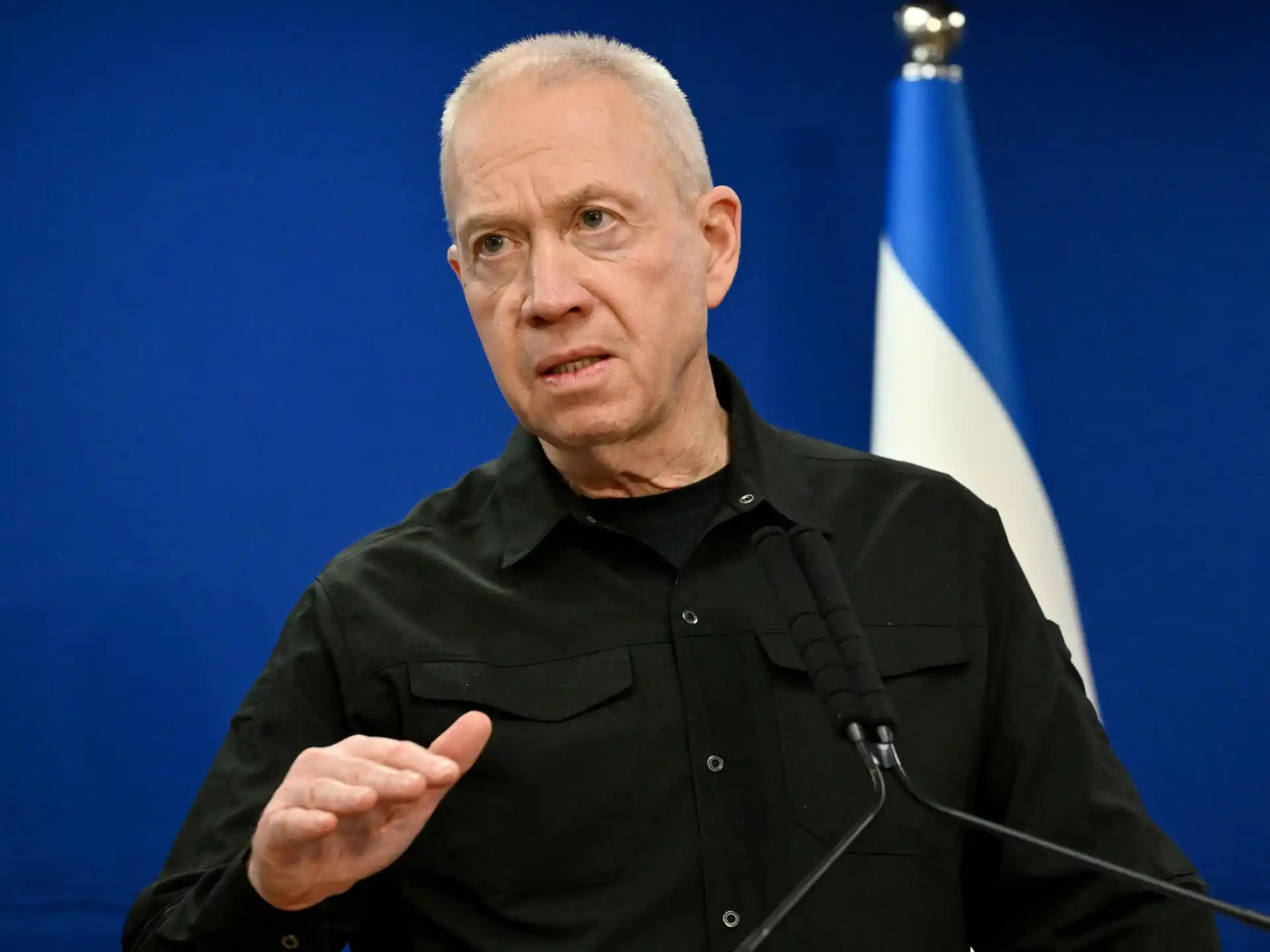 غالانت: اقتحام قواعد الجيش يهدد الديمقراطية