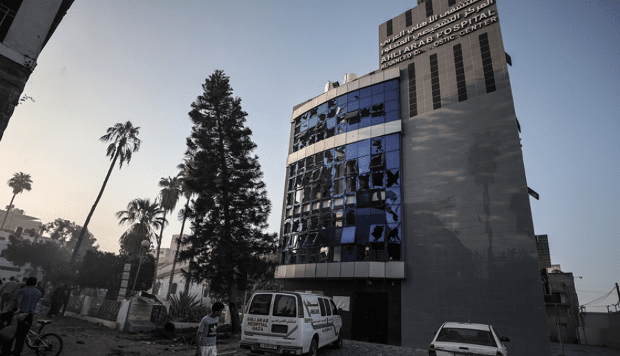 الطواقم الطبية تخلي جرحى مستشفى المعمداني في غزة بعد إنذار إسرائيلي