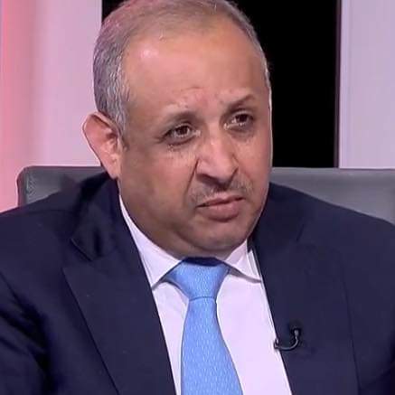 العجارمة يكتب: فلسفة عدم الجمع بين الوظيفة العامة وأي عمل آخر