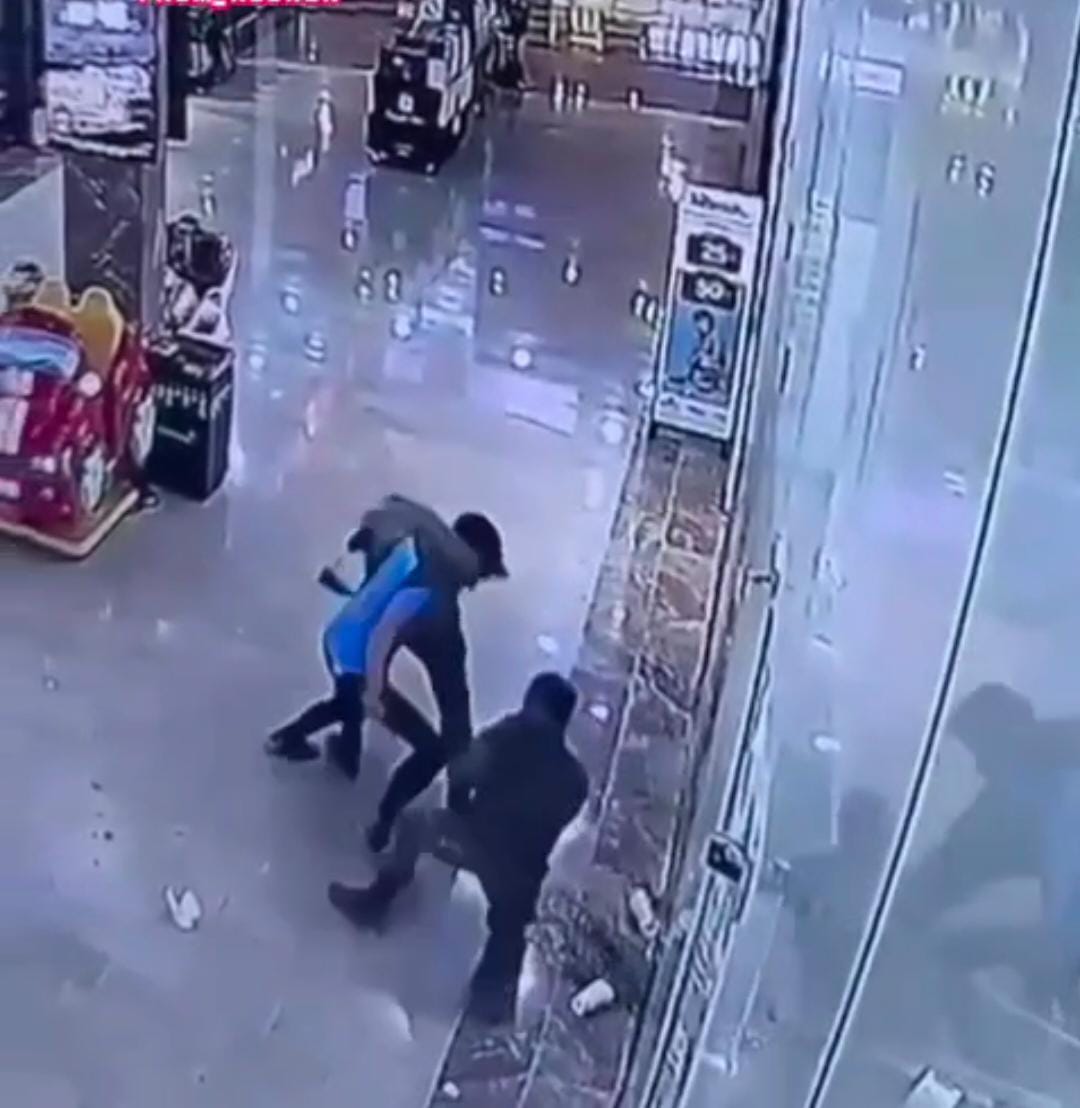 صورة حول : لحظة تنفيذ عملية الطعن في كرمئيل بالجليل قرب عكا (فيديو) لحظة تنفيذ عملية الطعن في كرمئيل بالجليل قرب عكا (فيديو)