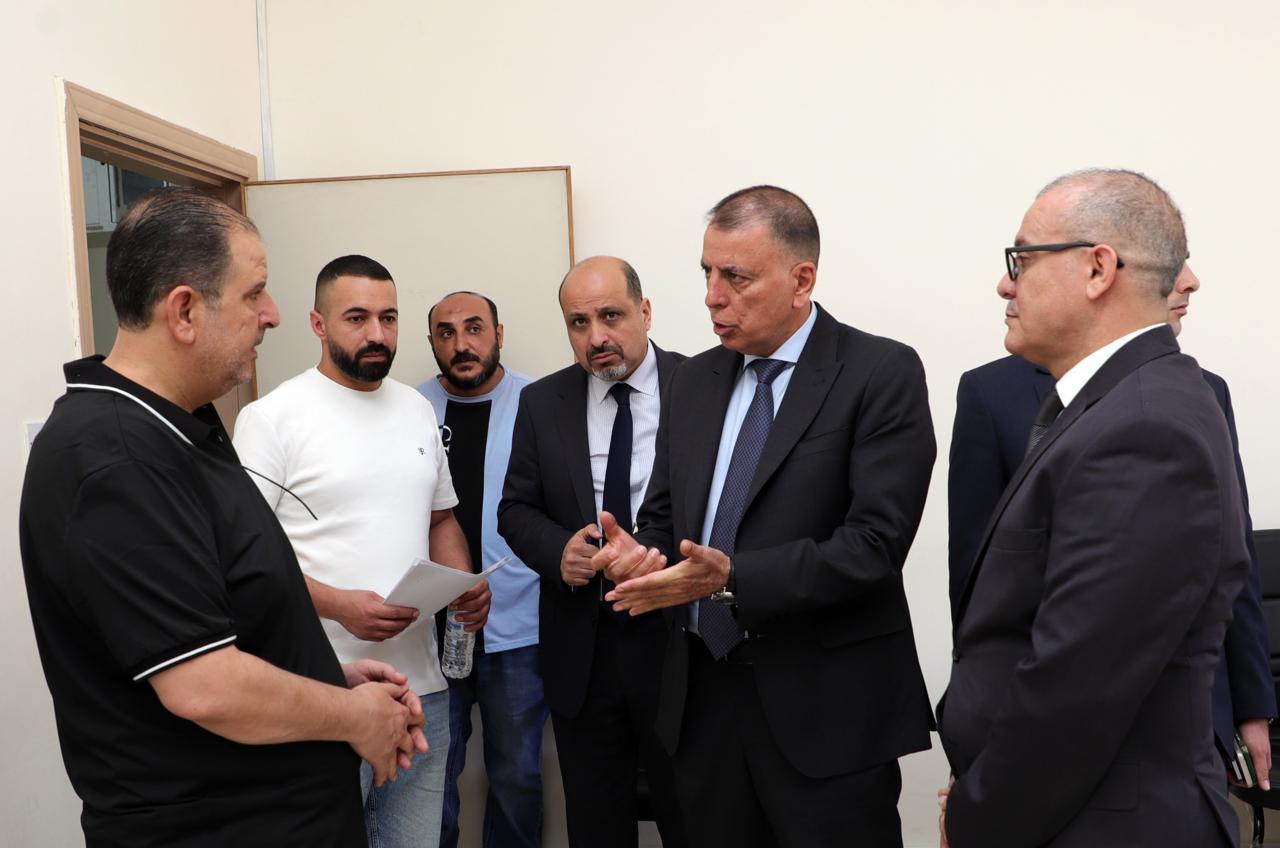 صورة حول : وزير الداخلية يشيد بالخدمات الإلكترونية في مديرية المتابعة" وزير الداخلية يشيد بالخدمات الإلكترونية في مديرية المتابعة"