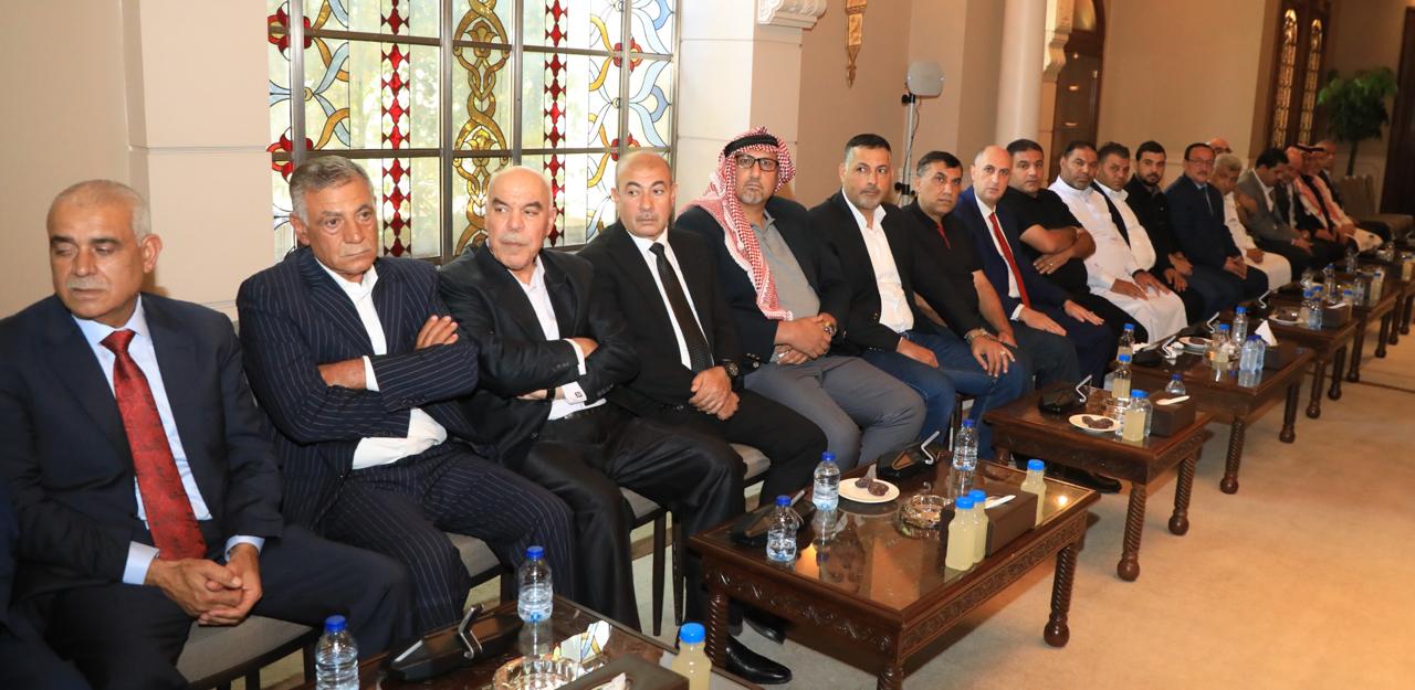 صورة حول : رئيس الديوان الملكي يلتقي وفدين من أبناء بيت محسير والفلاحين بالرمثا رئيس الديوان الملكي يلتقي وفدين من أبناء بيت محسير والفلاحين بالرمثا