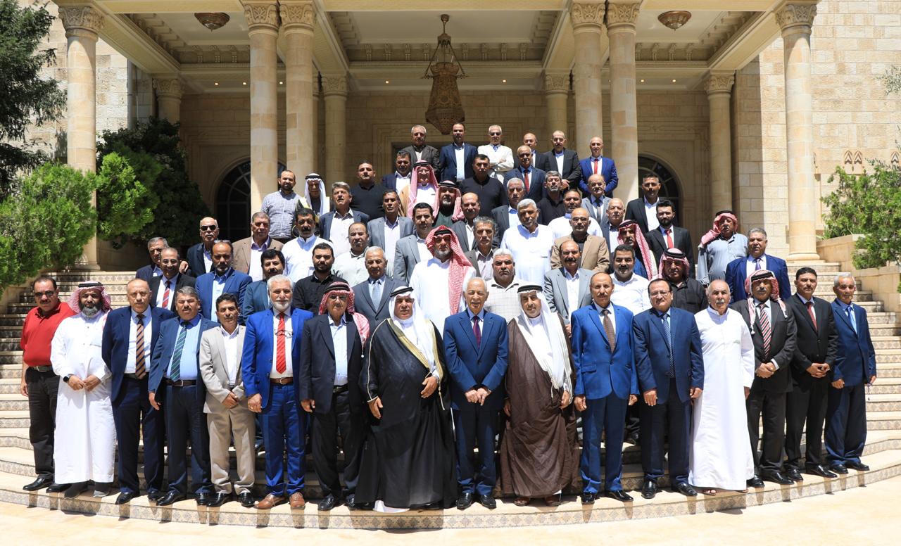 صورة حول : رئيس الديوان الملكي يلتقي وفدين من أبناء بيت محسير والفلاحين بالرمثا رئيس الديوان الملكي يلتقي وفدين من أبناء بيت محسير والفلاحين بالرمثا