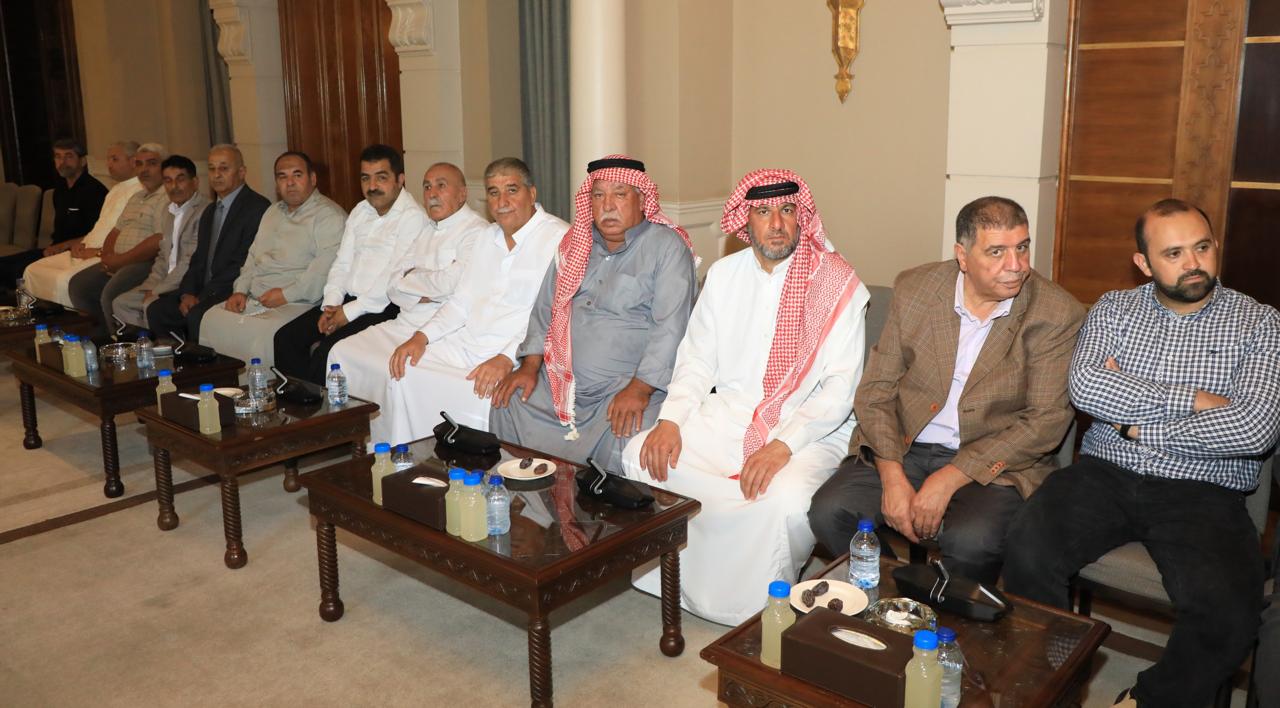 صورة حول : رئيس الديوان الملكي يلتقي وفدين من أبناء بيت محسير والفلاحين بالرمثا رئيس الديوان الملكي يلتقي وفدين من أبناء بيت محسير والفلاحين بالرمثا