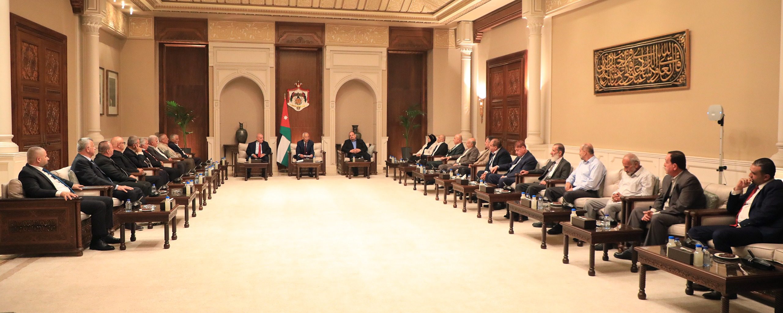 صورة حول : رئيس الديوان الملكي يلتقي وفدين من أبناء بيت محسير والفلاحين بالرمثا رئيس الديوان الملكي يلتقي وفدين من أبناء بيت محسير والفلاحين بالرمثا