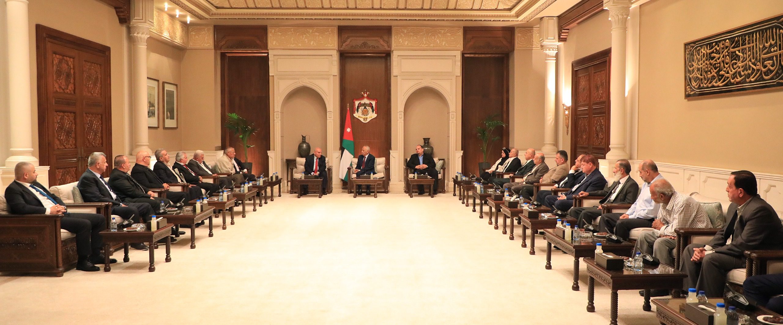 صورة حول : رئيس الديوان الملكي يلتقي وفدين من أبناء بيت محسير والفلاحين بالرمثا رئيس الديوان الملكي يلتقي وفدين من أبناء بيت محسير والفلاحين بالرمثا