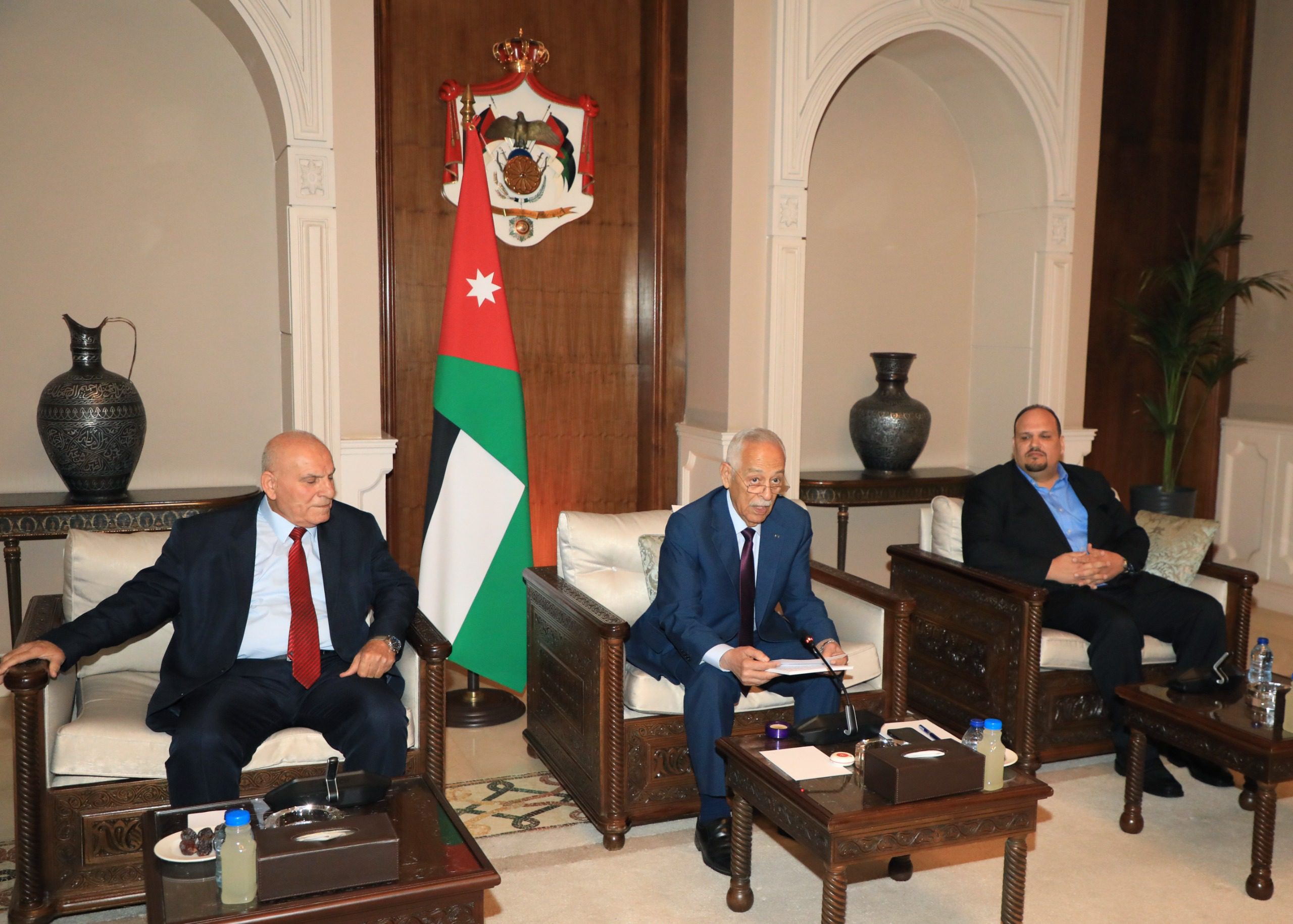 صورة حول : رئيس الديوان الملكي يلتقي وفدين من أبناء بيت محسير والفلاحين بالرمثا رئيس الديوان الملكي يلتقي وفدين من أبناء بيت محسير والفلاحين بالرمثا