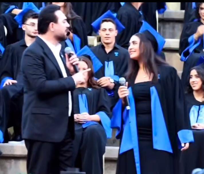 صورة حول : وائل جسار يحتفل مع ابنته و يغني معها في حفل تخرجها(فيديو) وائل جسار يحتفل مع ابنته و يغني معها في حفل تخرجها(فيديو)