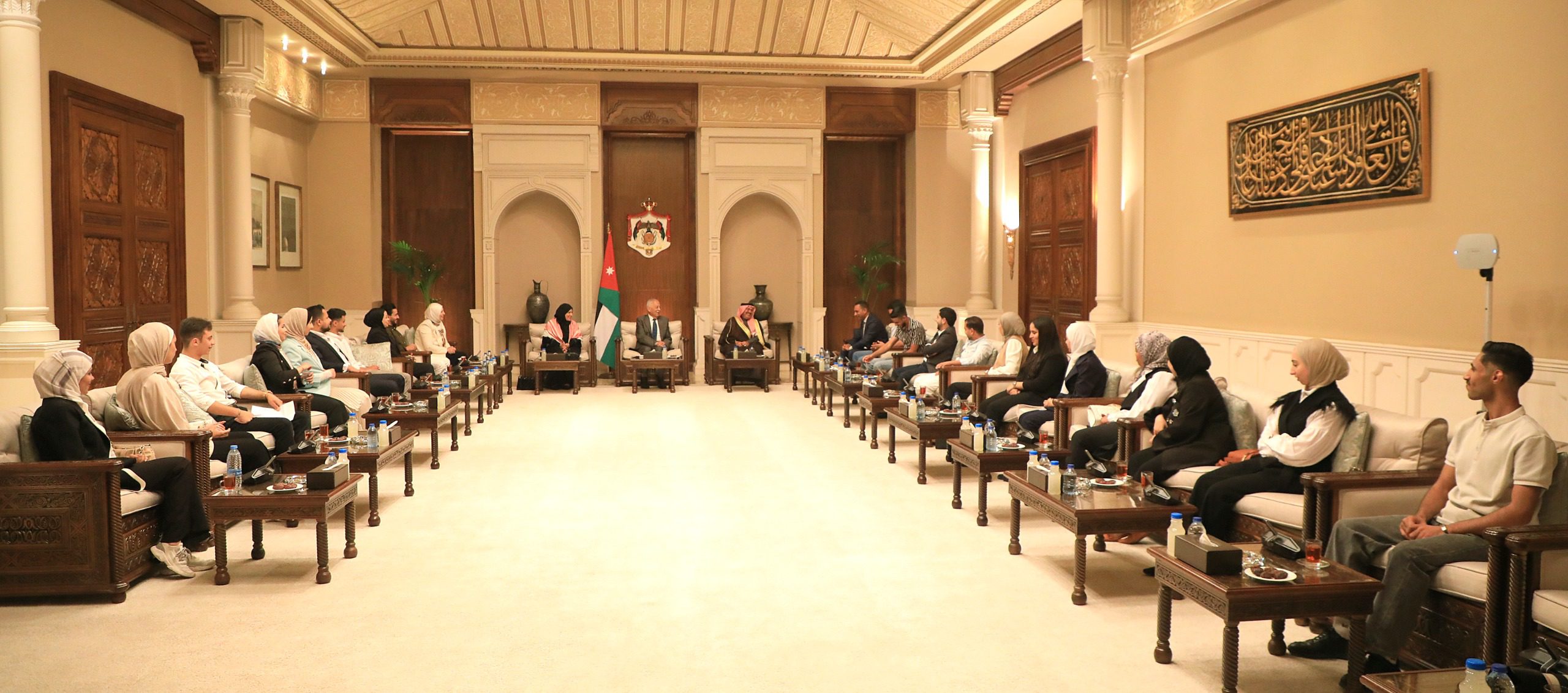 رئيس الديوان الملكي يلتقي وفدا شبابيا من مركز ماعين