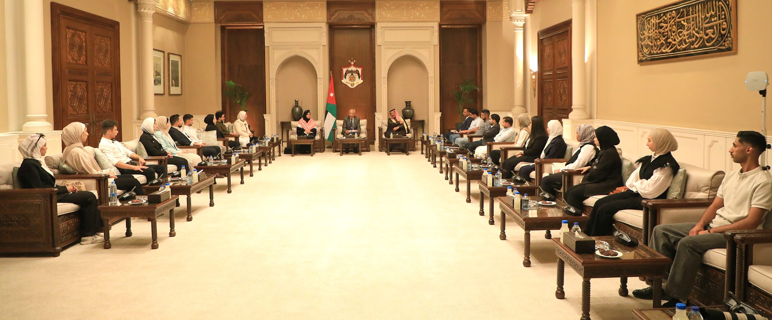 رئيس الديوان الملكي يلتقي وفدا شبابيا من مركز ماعين