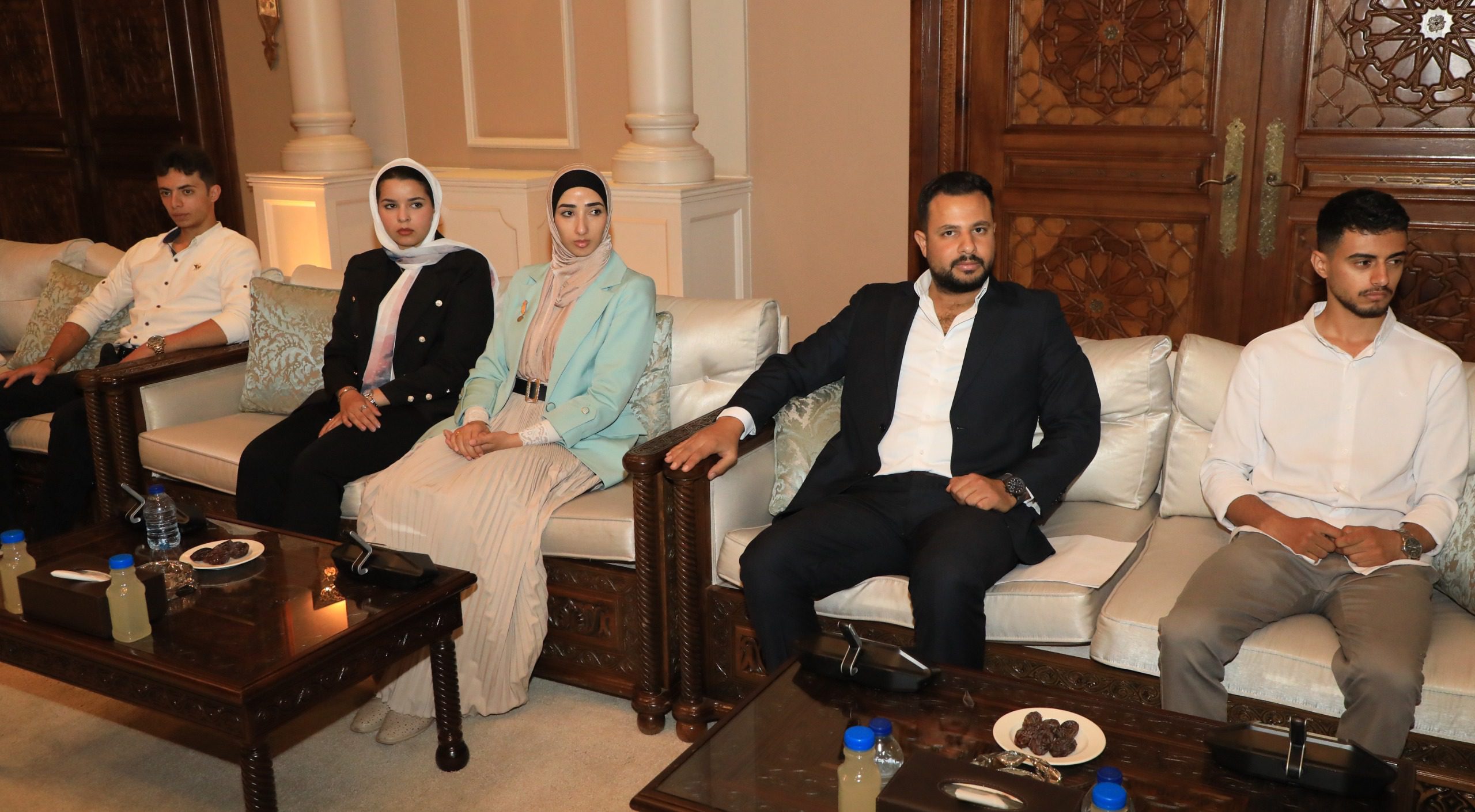 رئيس الديوان الملكي يلتقي وفدا شبابيا من مركز ماعين