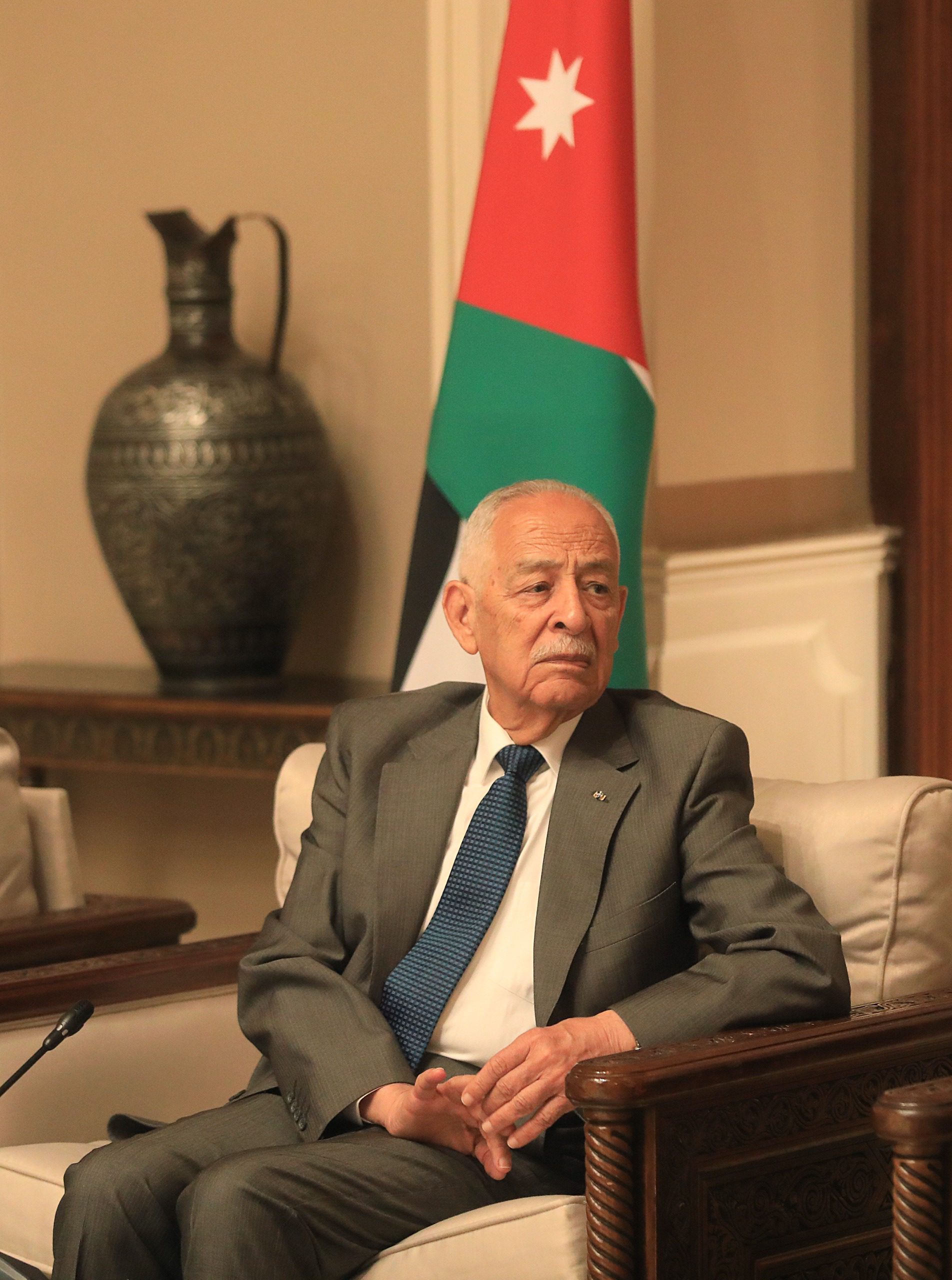 صورة حول : رئيس الديوان الملكي يلتقي وفدا شبابيا من مركز ماعين رئيس الديوان الملكي يلتقي وفدا شبابيا من مركز ماعين