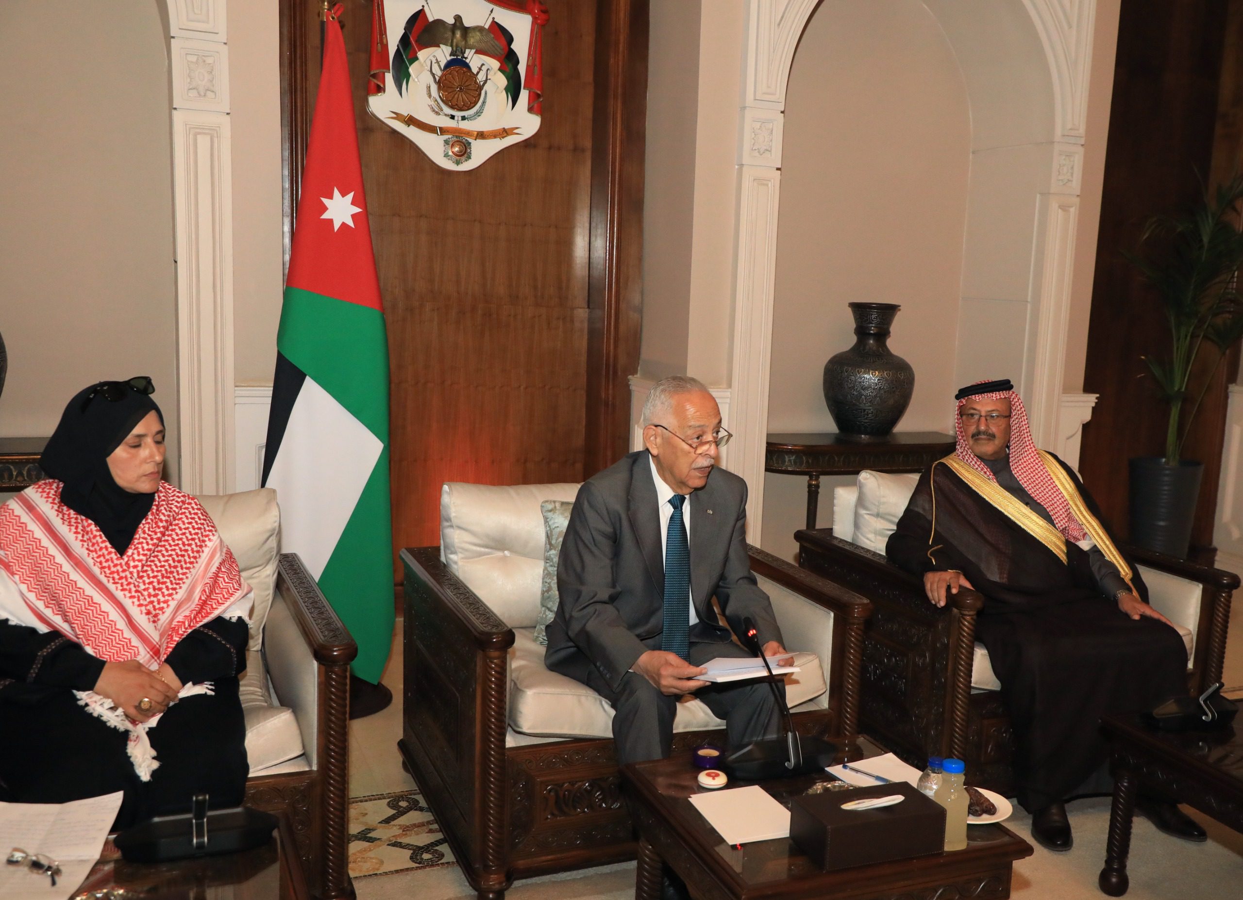 رئيس الديوان الملكي يلتقي وفدا شبابيا من مركز ماعين