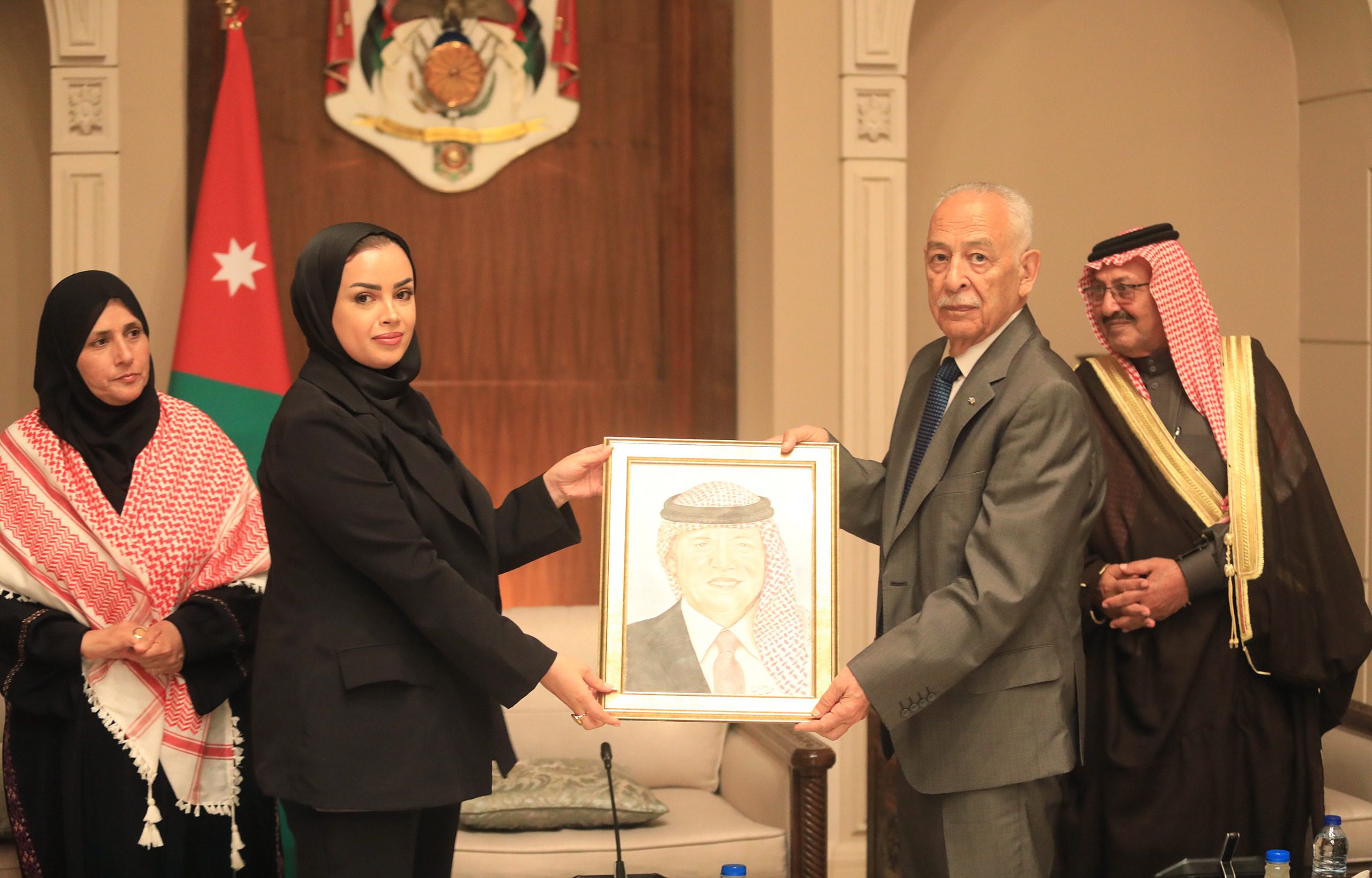 رئيس الديوان الملكي يلتقي وفدا شبابيا من مركز ماعين