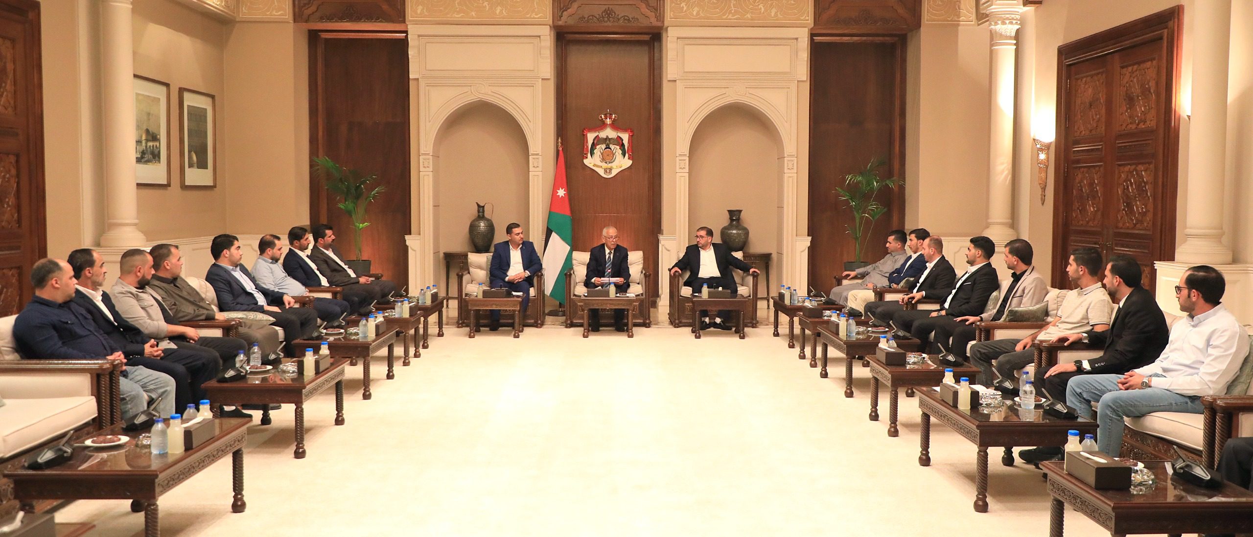 رئيس الديوان الملكي يلتقي وفدا شبابيا من عشائر الكريشان