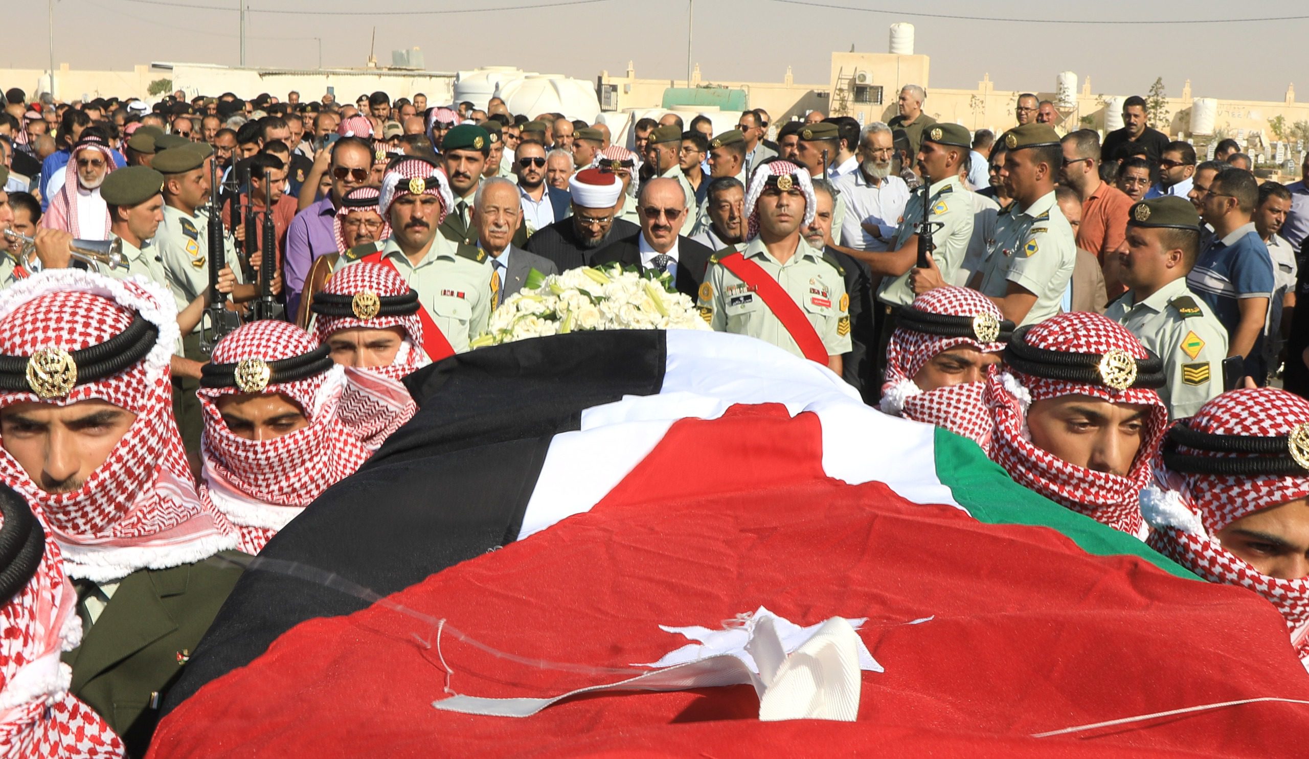صورة حول : مندوبا عن الملك وولي العهد..العيسوي يشارك في تشييع جثمان فهد العموش مندوبا عن الملك وولي العهد..العيسوي يشارك في تشييع جثمان فهد العموش