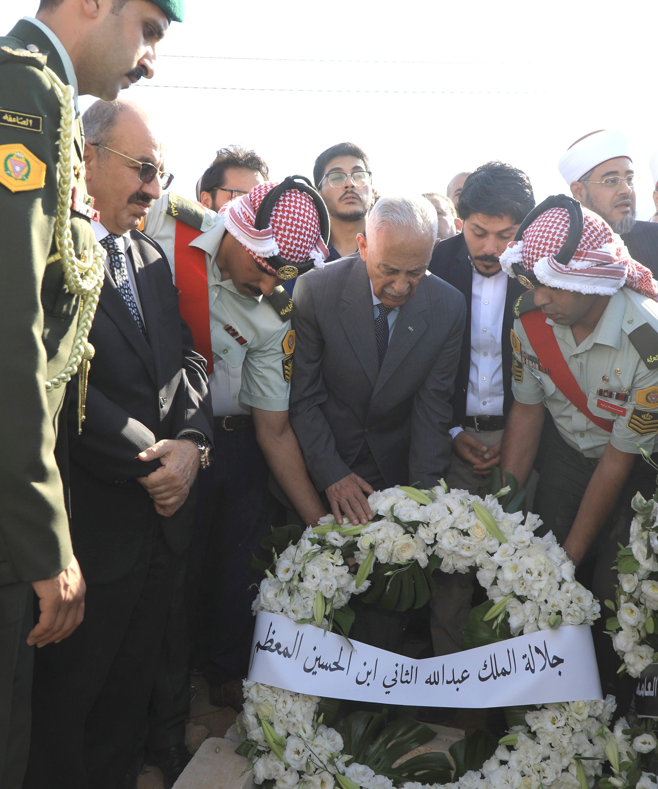 صورة حول : مندوبا عن الملك وولي العهد..العيسوي يشارك في تشييع جثمان فهد العموش مندوبا عن الملك وولي العهد..العيسوي يشارك في تشييع جثمان فهد العموش