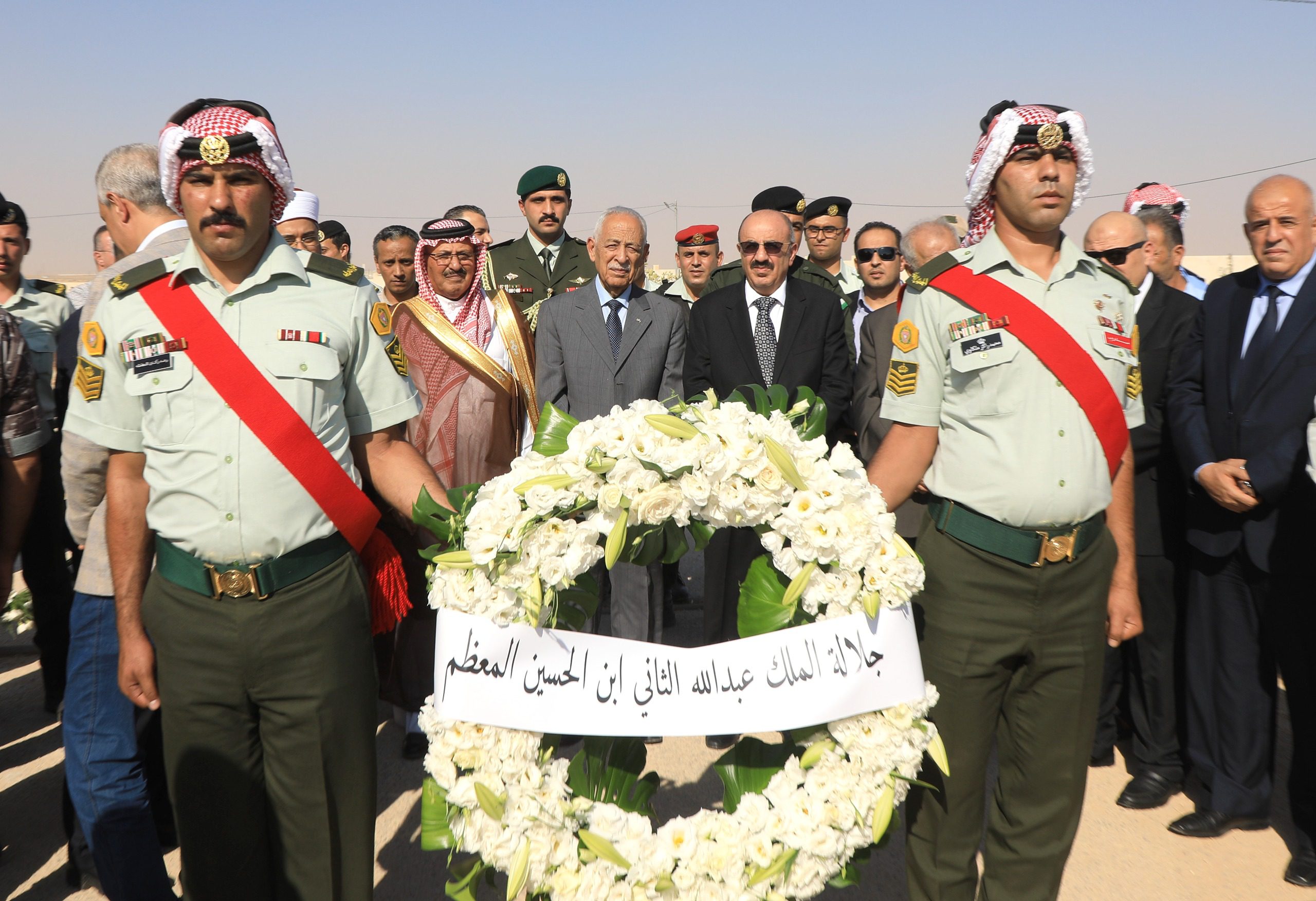 مندوبا عن الملك وولي العهد..العيسوي يشارك في تشييع جثمان فهد العموش