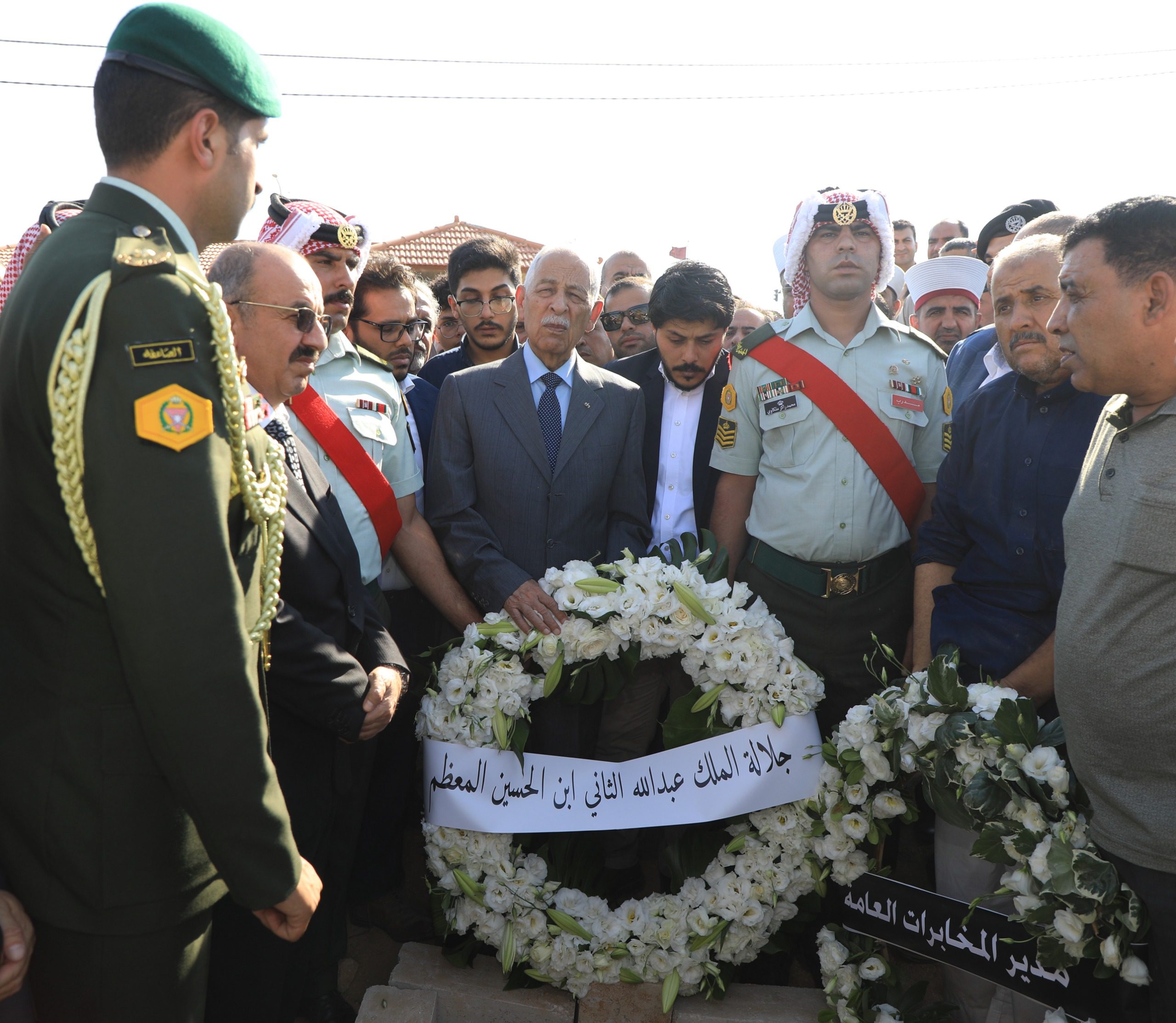صورة حول : مندوبا عن الملك وولي العهد..العيسوي يشارك في تشييع جثمان فهد العموش مندوبا عن الملك وولي العهد..العيسوي يشارك في تشييع جثمان فهد العموش