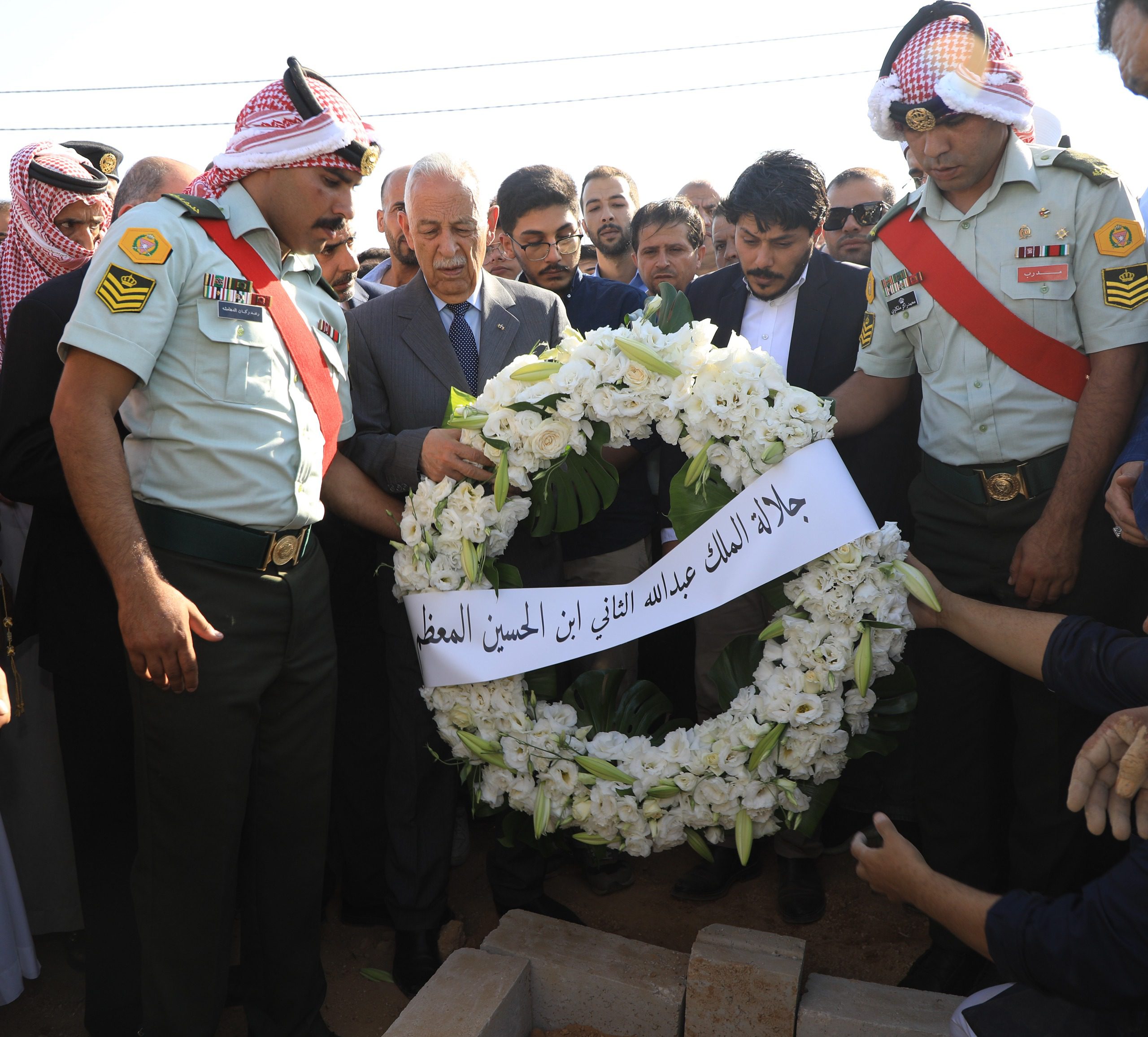 مندوبا عن الملك وولي العهد..العيسوي يشارك في تشييع جثمان فهد العموش