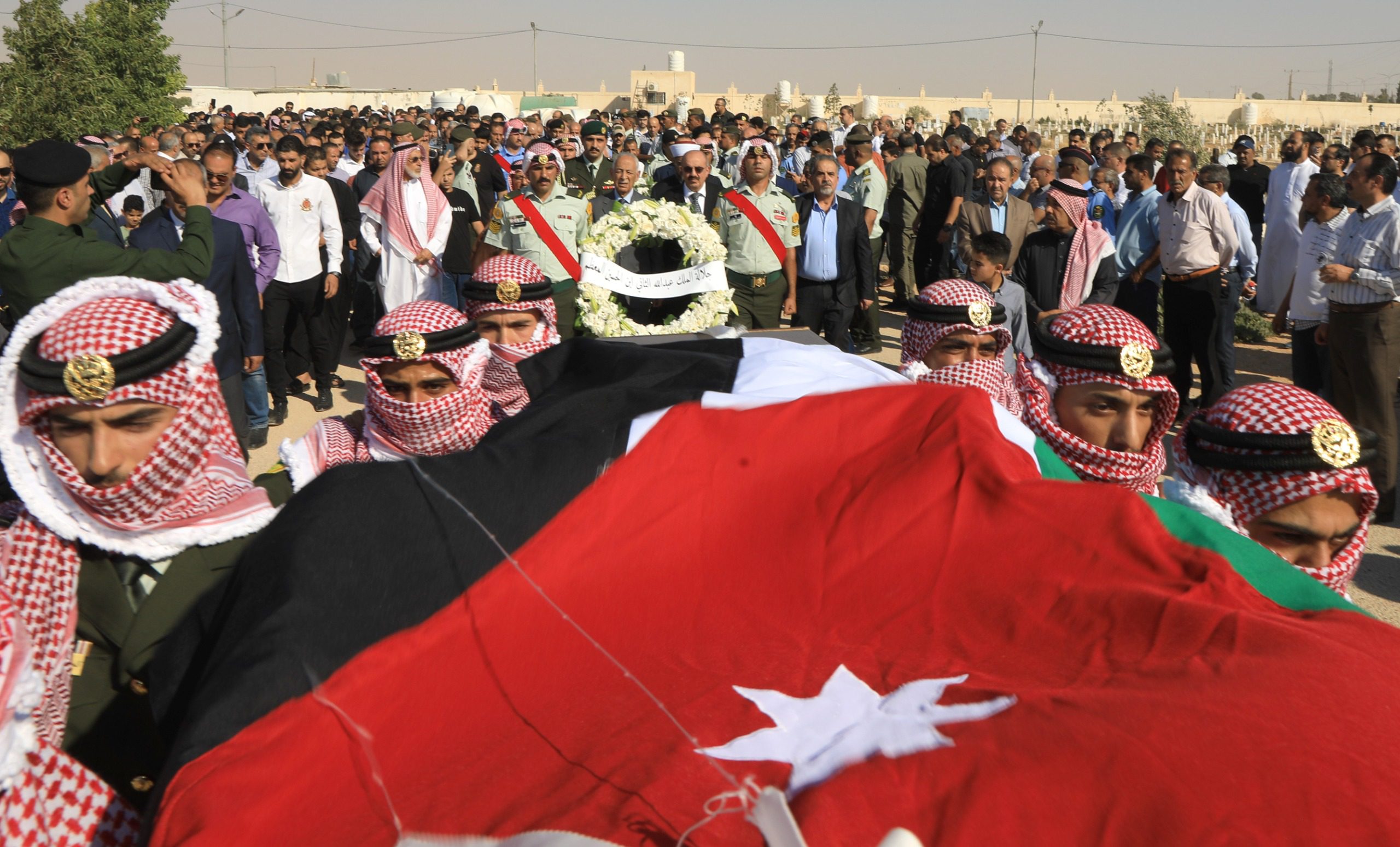 صورة حول : مندوبا عن الملك وولي العهد..العيسوي يشارك في تشييع جثمان فهد العموش مندوبا عن الملك وولي العهد..العيسوي يشارك في تشييع جثمان فهد العموش