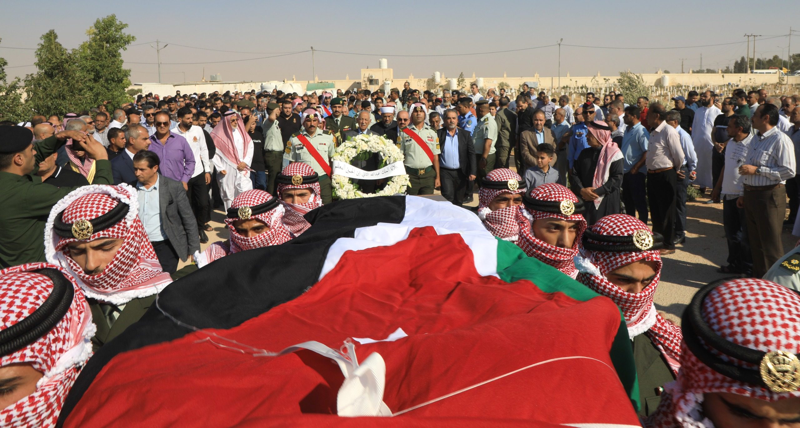 صورة حول : مندوبا عن الملك وولي العهد..العيسوي يشارك في تشييع جثمان فهد العموش مندوبا عن الملك وولي العهد..العيسوي يشارك في تشييع جثمان فهد العموش