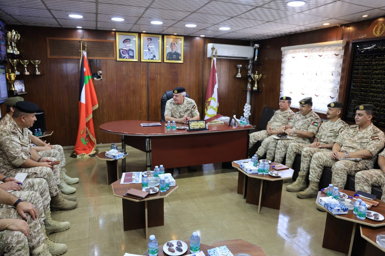 صورة حول : اللواء الركن الحنيطي يزور قيادة المستودعات الطبية الرئيسية اللواء الركن الحنيطي يزور قيادة المستودعات الطبية الرئيسية